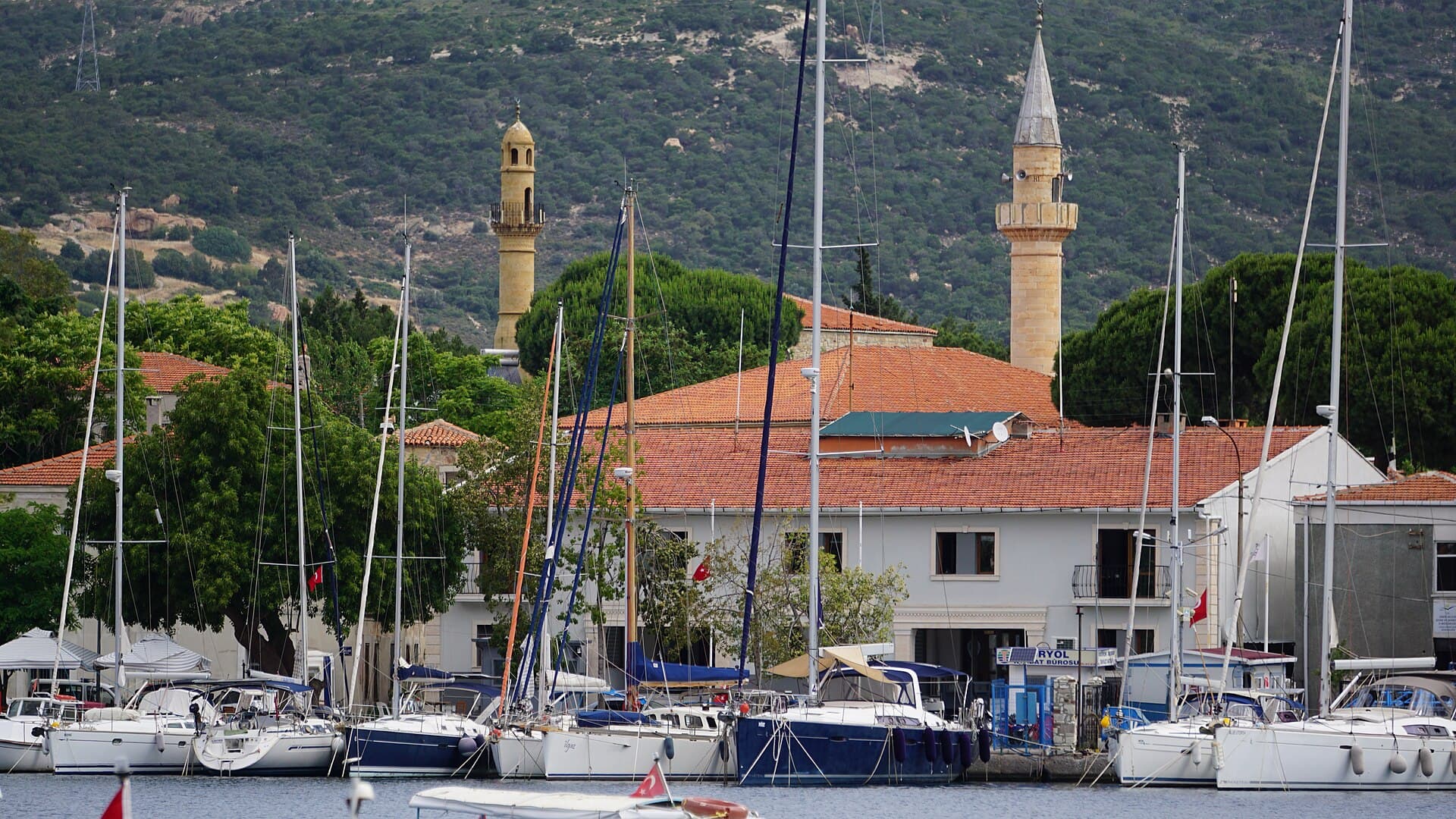 Eski Foça Limanı ve tekneler