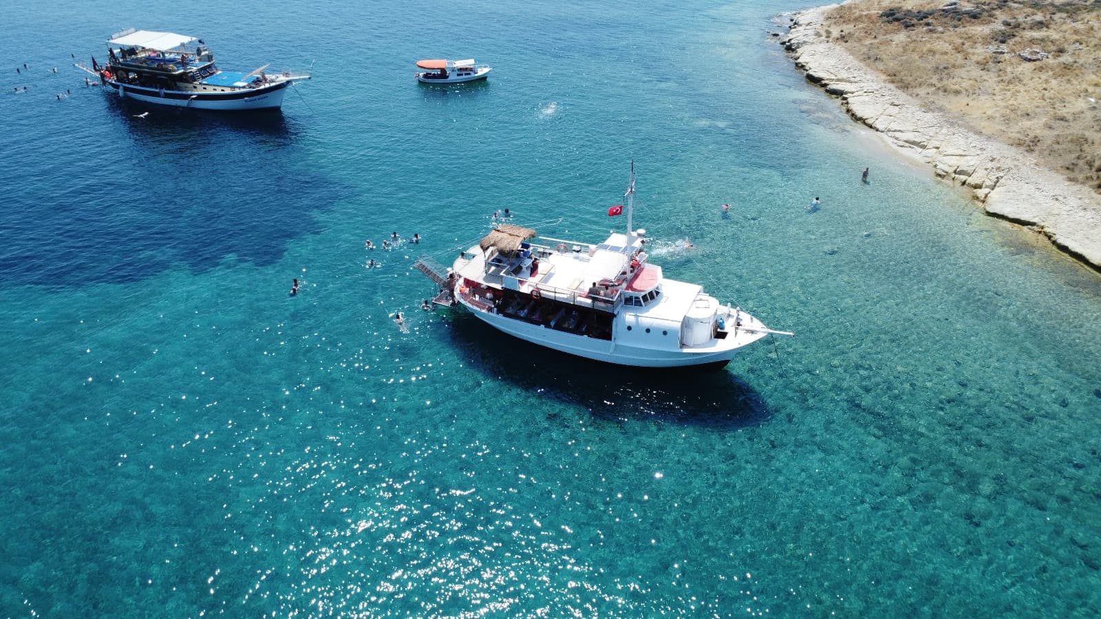 Foça yemekli tekne turunda Yekta Kaptan teknesi