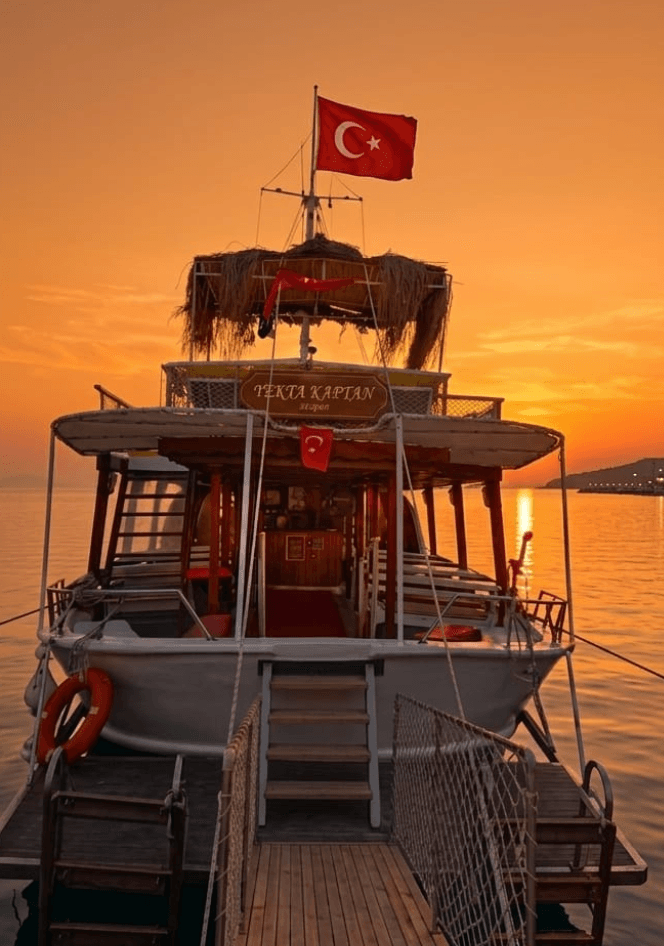 Yekta Kaptan teknesi Foça gün batımında